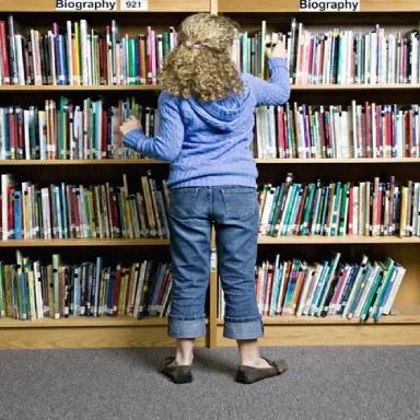 dziecko szuka książki